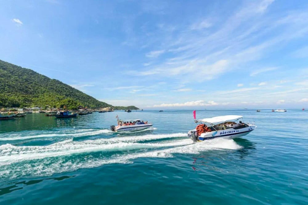 Speedboats are the main transportation to Cham Island